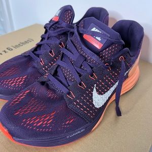 NIKE LUNARGLIDE 7 running sneakers.